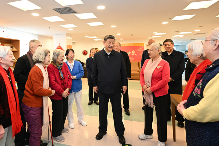 2026年2月9日至10日，中共中央总书记、国家主席、中央军委主席习近平在北京考察并看望慰问基层干部群众。这是10日上午，习近平在西城区“吾老·新街”养老服务街区银龄老年公寓考察时，同老人们亲切交流。新华社记者 燕雁摄