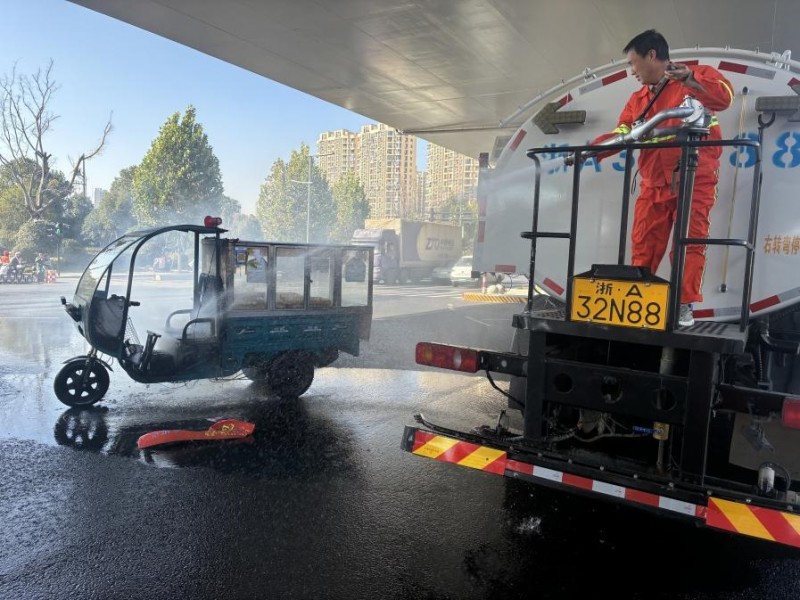 环卫队伍快速处置险情显担当 余杭城管筑牢城市安全防线